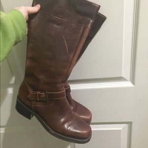 Brown riding boots with buckle